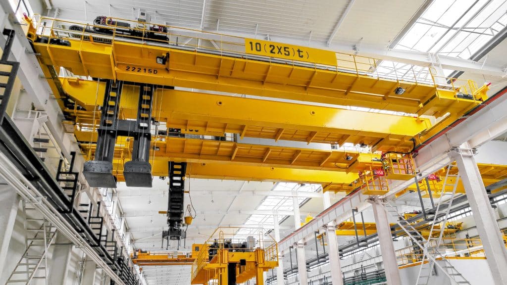一台 5t5t 大型起重机在工厂内作业